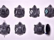 Tlo ochranné masky se vyrábí na 3D tiskárn, respirátor je dále sloen z...