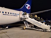 Boeing 737-900 se zdravotnickým materiálem piletl ze anghaje.