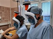 ČVUT předělává ‚šnorchlovací’ masky na ochranu pro zdravotníky. S vojenským filtrem jsou lepší než respirátory FFP3