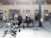 Cestující na Masarykov nádraí v Praze krmí holuby.