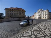 Na dodrování vládních opatení dohlíeli ped Praským hradem policisté.