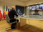 Pedseda Evropské rady Charles Michel se úastní videokonference s ostatními...