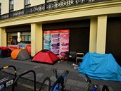 Brittí bezdomovci se izolují ve stanech.