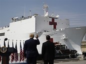 Prezident USA Trump mává zdravotnické lodi amerického námonictva USNS Comfort,...