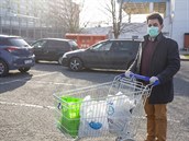 Dobrovolník Michael Vaká nakupuje praským dchodcm v období krize.