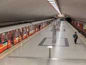 Poloprázdné varavské metro.