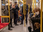 Polská policie hlídkuje ve varavském metru kvli pandemii koronaviru.
