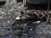 Nigérie ohlásila první úmrtí na koronavirus. Na fotografii slum v nigerijském...
