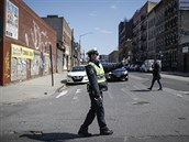 Policista ídí provoz v newyorském Brooklynu. Fotografie je z 27. bezna.