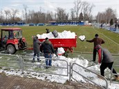 Poadatelé odklízejí sníh ped zápasem bloruské ligy mezi Slutskem a Slavií...