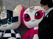Maskoti olympijských her v Tokiu budou muset pokat ve skladech na pítí rok...