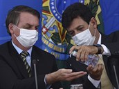 Brazilský ministr zdravotnictví Luiz Henrique Mandetta (vpravo) dává...