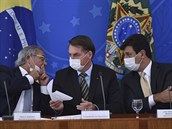Tisková konference v Brazílii. Uprosted sedí prezident Jair Bolsonaro, vpravo...