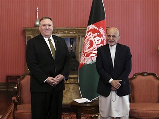 Americk ministr zahrani Mike Pompeo a afghnsk prezident Araf Ghan v...