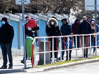 Lid ekaj frontu na odbry kvli testu na nov koronavirus v Thomayerov...