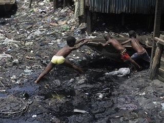 Nigrie ohlsila prvn mrt na koronavirus. Na fotografii slum v nigerijskm...