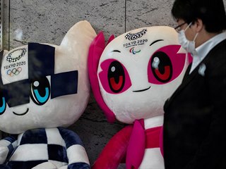 Maskoti olympijskch her v Tokiu budou muset pokat ve skladech na pt rok...