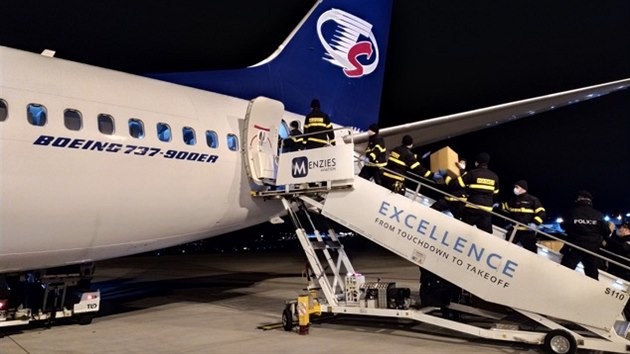 Boeing 737-900 se zdravotnickým materiálem piletl ze anghaje.