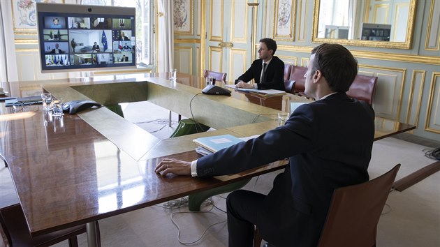 Francouzský prezident Emmanuel Macron bhem videosummitu s ostatními evropskými...