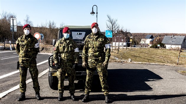 Armáda spolen s policií steila 23. bezna 2020 esko-nmecký hraniní...