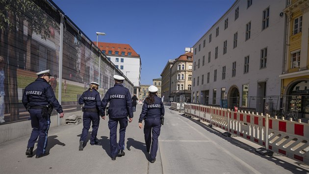 Nmecká policie hlídkuje v ulicích Mnichova.