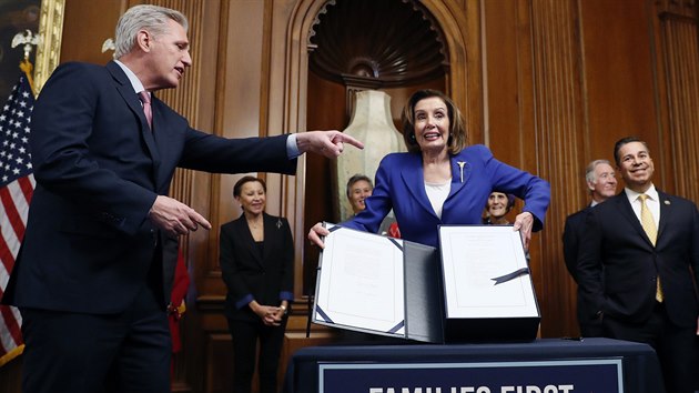 éfka demokrat Nancy Pelosiová pózuje se schváleným zákonem o finanní pomoci...