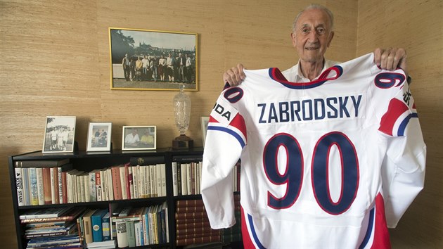 Ve vku 97 let zemel 20. bezna 2020 legendární eský hokejový útoník...