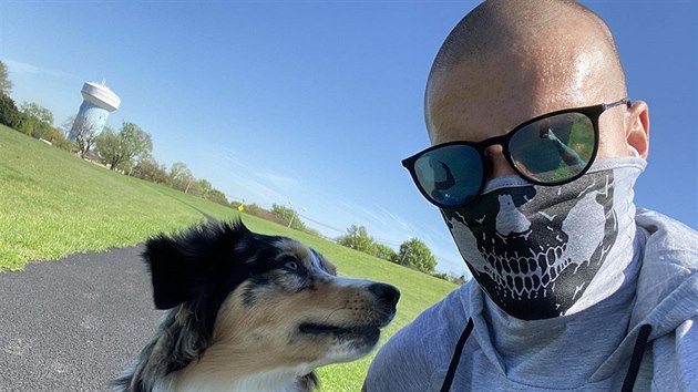 Český fotbalista Zdeněk Ondrášek hrající v Dallasu tráví volné chvilky se psem