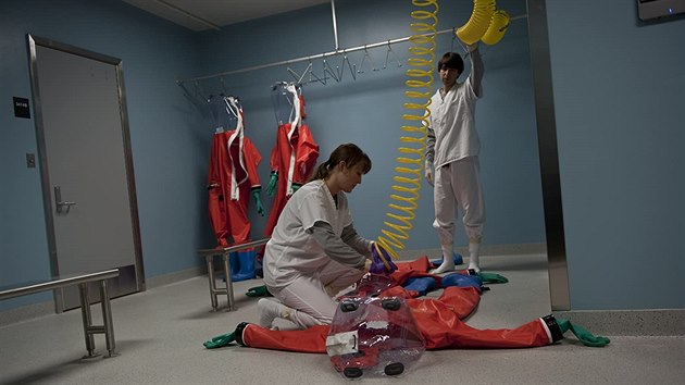 Snímek Nákaza (2011). Re�ie: Steven Soderbergh.