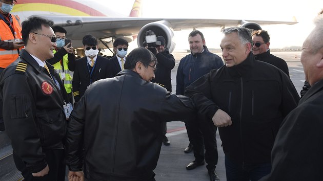 Maarský premiér Viktor Orbán (druhý zprava) vítá personál letadla z íny,...