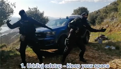 VIDEO: Udržuj odstup. Umývej si ruce. Policisté v plné polní a při taneční hudbě šíří osvětu proti koronaviru