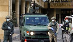Členové jordánské armády hlídají před hotelem, který byl přeměněn na karanténní... | na serveru Lidovky.cz | aktuální zprávy