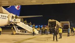 Ihned po jeho píletu zaali hasii a policisté 1,9 milionu rouek a 100 000...