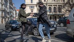 Lidé na pražském náměstí Míru zpívají a tančí na motivy známé písně Není nutno. | na serveru Lidovky.cz | aktuální zprávy