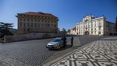 Na dodr�ování vládních opat�ení dohlí�eli p�ed Pra�ským hradem policisté.