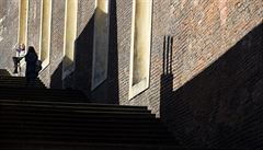 Na tém�� prázdných Zámeckých schodech se nacházela jen hrstka turist�, n�kte�í...
