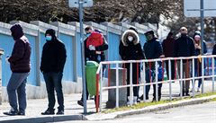 Lidé �ekají frontu na odb�ry kv�li testu na nový koronavirus v Thomayerov�...