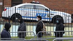 Lidé v New Yorku čekají frontu, aby se mohli nechat otestovat na koronavirus. | na serveru Lidovky.cz | aktuální zprávy
