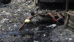 Nigérie ohlásila první úmrtí na koronavirus. Na fotografii slum v nigerijském...