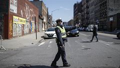 Policista ídí provoz v newyorském Brooklynu. Fotografie je z 27. bezna.