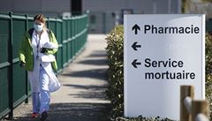 Na koronavirus zemřela šestnáctiletá Francouzka. Selhaly dva testy, nemoc postupovala extrémně rychle