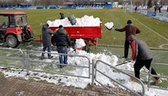 Traktory, vodka a fotbal. Ligu v Bělorusku vir nezastavil, chodí i diváci