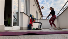 Barbora Hermannová si pinká na balkón�