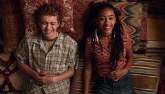 Seriál Ohníky vude kolem (2020). Tvrce Liz Tigelaarová.