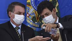 Brazilský ministr zdravotnictví Luiz Henrique Mandetta (vpravo) dává...
