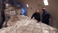 Ma�arský premiér Viktor Orbán (vlevo) v letadle se zdravotnickou pomocí z �íny.