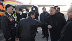 Maďarský premiér Viktor Orbán (druhý zprava) vítá personál letadla z Číny,...