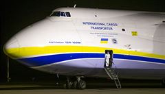 Ukrajinský letoun Ruslan s nákladem zdravotních poteb na pardubickém letiti.