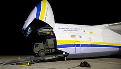 Ukrajinský letoun Ruslan s nákladem zdravotních poteb na pardubickém letiti.