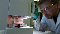 Vědec z německé firmy CureVac hledá vakcínu proti koronaviru.